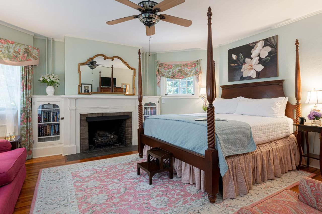 Pinecrest Bed & Breakfast Ашвил Екстериор снимка