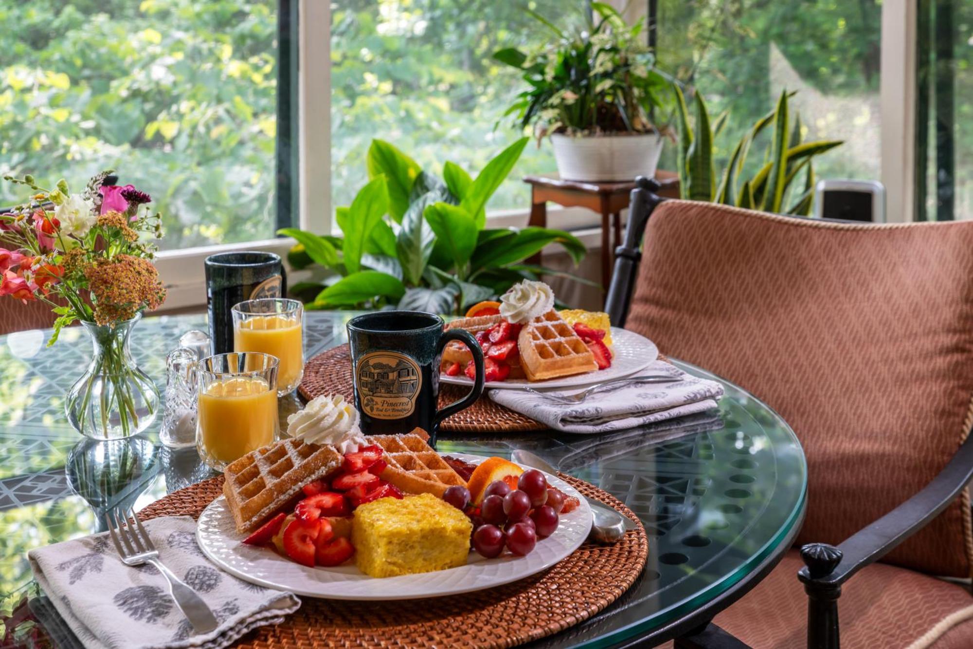 Pinecrest Bed & Breakfast Ашвил Екстериор снимка